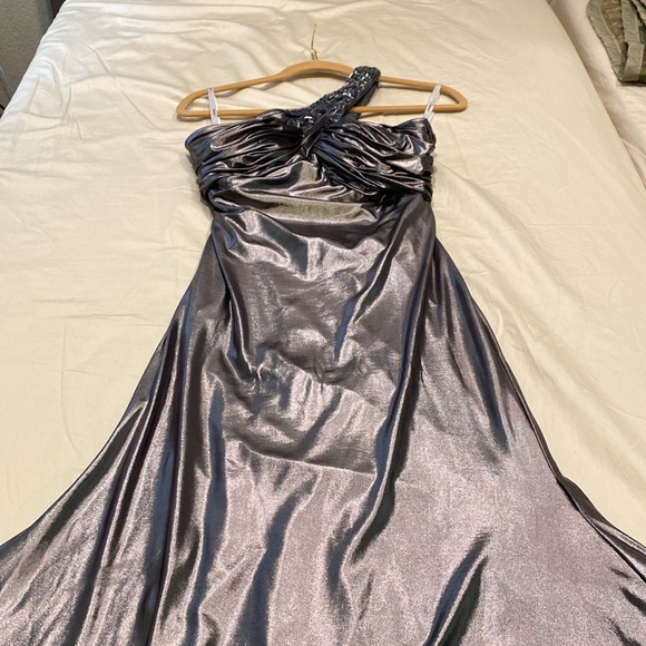 One shoulder beaded metallic gown. Fitted silhouette. - Picture 5 of 13